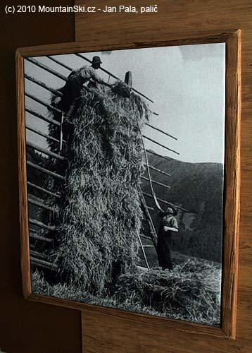 Výzdoba z historických fotografií v budově na Cimaros