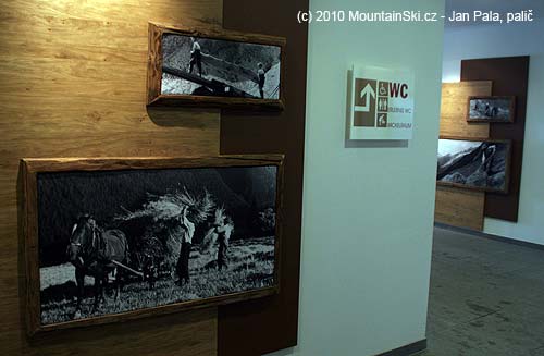 Výzdoba z historických fotografií v budově na Cimaros