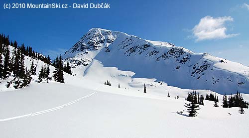 Decker Mountain – cíl naši ski túry, dáme ji zprava