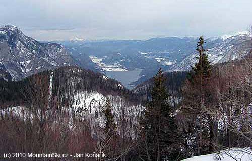 Výhled na Bohinjské jezero během výstupu