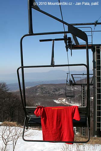 I tady se potká MountainSki.cz – na tričku z Kamčatky 2009, v pozadí vlevo Jadran