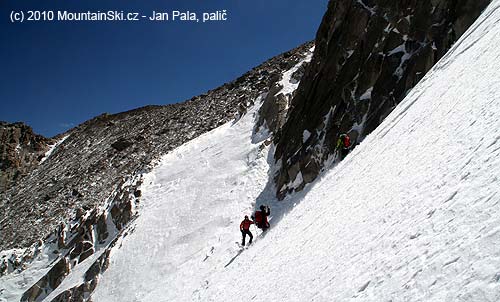 Horní část sjezdu z Takht-e-Soleiman – 4659 m
