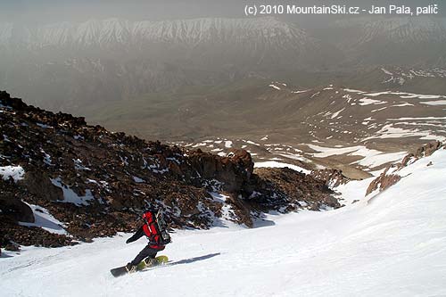 Mišo Sventek valí dolů kopcom z 4200 metrů na svazích Damavándu (5671 m) v Íránu 2010