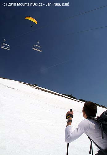 Z vrcholu Krvavce postupně odstartovali tři paraglidisti