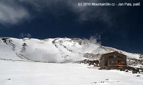 Chata ve výšce 4200 m, za ní první část svahu vedoucího k vrcholu