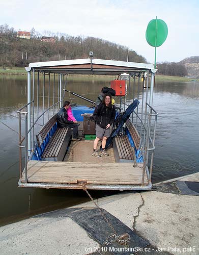 Po návratu z Monte Negra přejíždí Ropák z Klecánek do Roztok přívozem