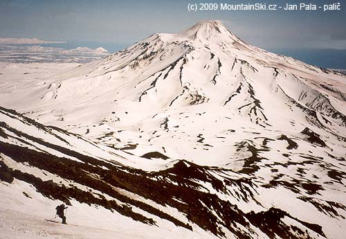 Avačinskaja (2741 m) s Tichým oceánem v pozadí