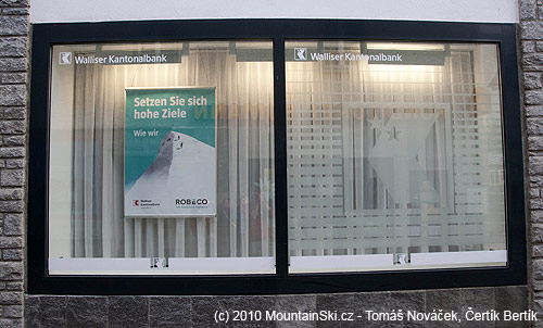 Reklama visící ve výloze Kantonalbank