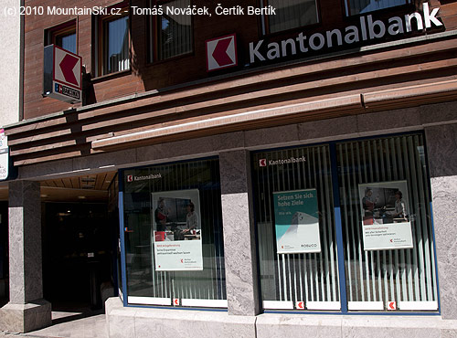 Kantonalbank v Zermattu, opět foto z oblasti Triglavu ve výloze
