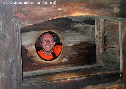 Ve skanzenu Maihaugen zkouší Rosťa toaletu