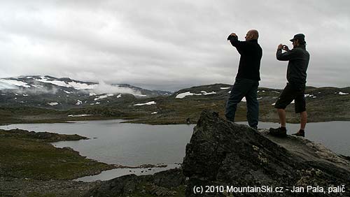 Martin a Michal fotí ledovec Fannaråken ze sedla 1434 m