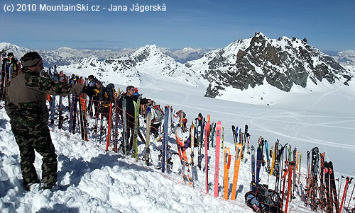 Najvyšší bod trasy: kontrolná stanica nad sedlom Rosablanche – 3160 m. V popredí pozapichované lyže povsbudzovačov-zásobovačov, ľadovec Glacier de Prafleuri a vrchol Pt. Mont Calme. Za ním v pozadí vidiet stanicu lanovky Mont Fort. Z Mont Fortu vedie najstrmšia a najobávanejšia zjazdovka regiónu: čierna a neupravovaná, pretože ani ratráky taký strmý kopec nevyjdu… myslím, že miestami dosahuje až niečo vyše 30 stupňov