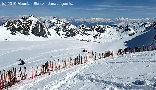 Pohľad na ľadovec Glacier de Prafleuri a zaparkované vrtuľníky švajčiarskej armády zo sedla Rosablanche