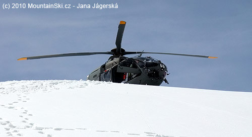 Zoom na helikoptéru, jazero Lac du Pt. Mont Fort