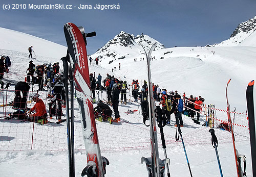 Stále pri jazere, v pozadí začiatok krátkeho výstupu smerom na Col de la Chaux – fotke dominujú Pavlove K2-ky