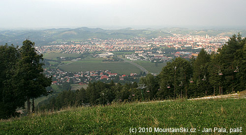 Výhled na Maribor z místa nedaleko startu kolejnicových vo­zíků