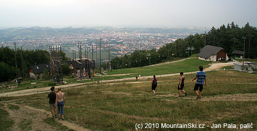 Vlevo lanové centrum s chatou, vpravo koncová stanice dvojsedačky, vzadu Maribor