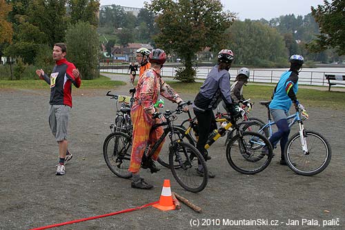Sice doběhnul mezi prvními, ale jeho cyklista se někde zapomněl, tak jen bezmocně rozhazuje rukama