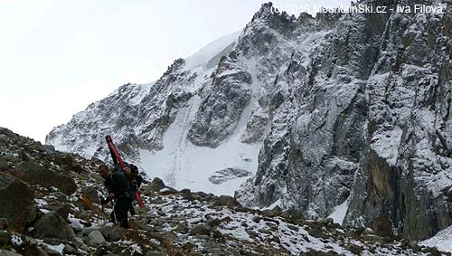 Výstup z doliny Ala Archa na chatu Ratcek, v pozadí Pik Boks 4293 m