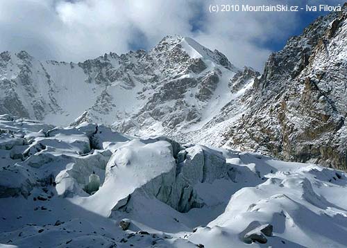Čelo ľadovca Ak-Sai, v pozadí Pik Teke-Tor 4479 m