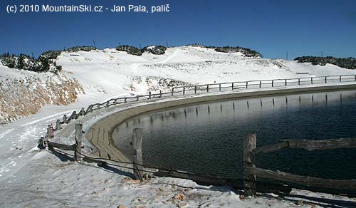 Vrcholové jezero je úplně plno a nádherně čisté