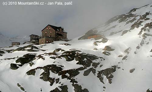 Chata Duisburger Hütte (2573 m) v celé své kráse, vpravo začínají parádní sjezdy