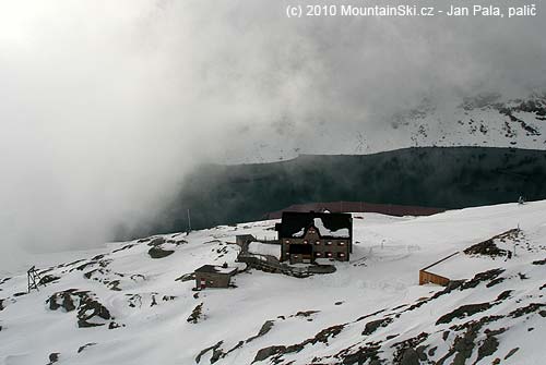 Duisburger Hütte z nadhledu cestou šestimístnou kabinkou