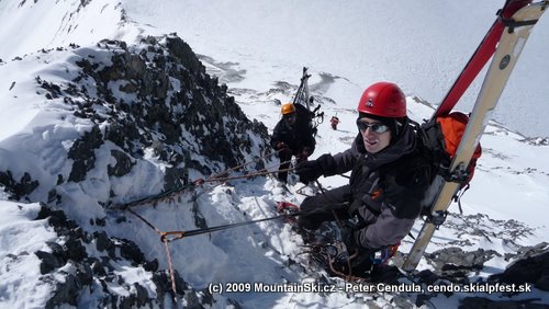 Spúšťame zo štandu v kotvách fixného lana. Lyže Ski Trab Stelvio Freeride sú v národnom parku Stelvio vlastne doma :-)
