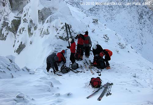 Celá skialpinistická skupina v Sedielku, vpravo do Zadné Javorové doliny jenom kamenná pole pokrytá malou vrstvou sněhu