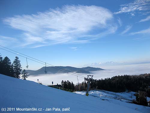 Vzadu za sedačkou vykukují Vysoké Tatry