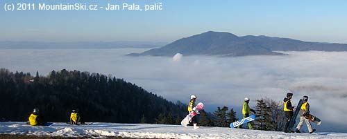 Jedna z polských skupin učící se jezdit na snowboardu