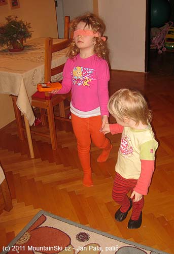 Aby nedošlo k zakopnutí o něco, byl vhodně využit vodič