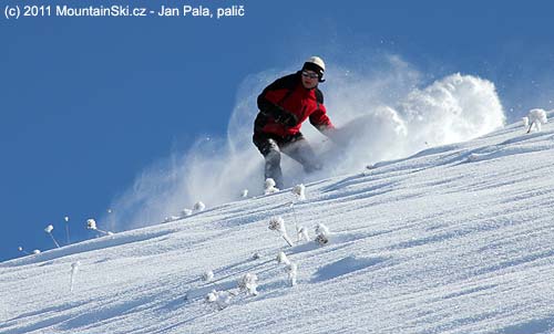 Michal se na snowboardu ztrácí ve sněhu