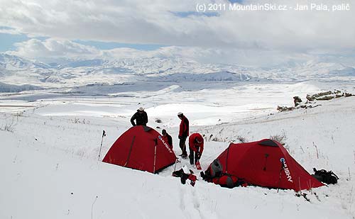 Stanový tábor ve výšce 2300 m pod vrcholem Ishkhanasar – 3550 m
