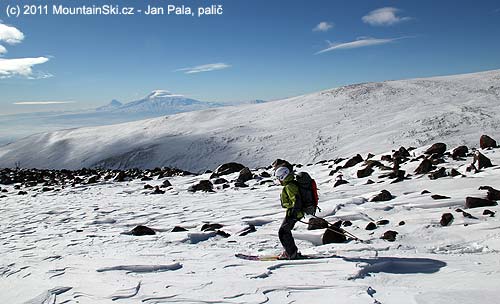 12. 2. 2011 – Aljona sjíždí z pod Aragatse, v pozadí Malý a Velký Ararat
