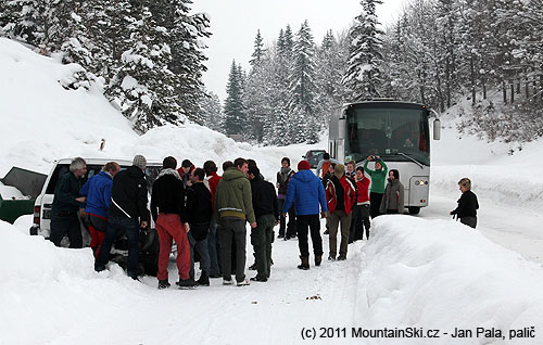 Cesta do kempu byla pokrytá silnou vrstvou sněhu a zpočátku to nevypadalo, že by to autobus mohl dát – díky řidičům to ovšem dal