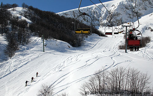 Smíšená skialpinistická trojice z Mnichova rychle buší do kopce, já se vezu na lanovce