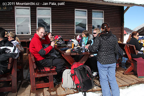 Zasloužený oběd v jedné ze tří funkčních hospod u dolní stanice dlouhé lanovky