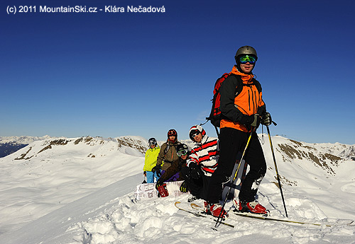 Příprava před sjezdem z jednoho z přilehlých hřebenů Pic de Chabrieres – 2750 m