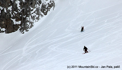 Maník a jeho slečna – oba na dvou snowboardech místo lyží