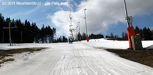 Pod vlekem sníh byl, kousek vedle místy chyběl