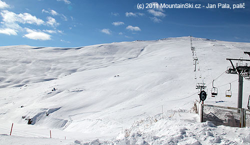 Oblast Asma a Adrenalin vlevo od nejvššího místa – Teghenis, 2819 m