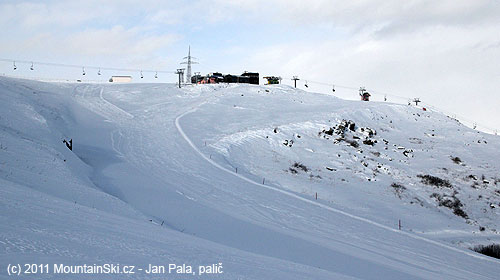 Úvodní část modré sjezdovky č. 6 od mezistanice 2485 m