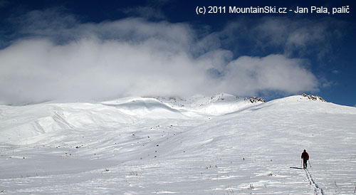 Hajkos kráčel v čele, už tady nám bylo jasné, že sněhu není ideální množství