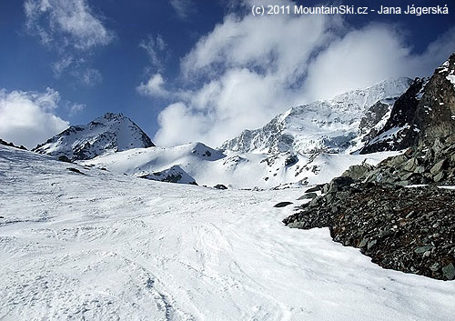 Spodná časť ľadovca Glacier de pièces, v pozadí Pigne d'Arolla