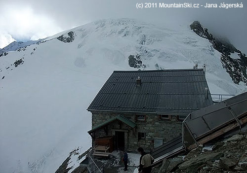 Cabanne des Vignettes a Pigne d'Arolla v oblakoch