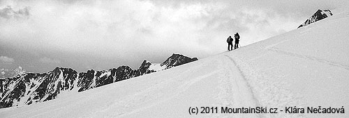 Vpravo vykukuje špice Wildspitze – 3770 m
