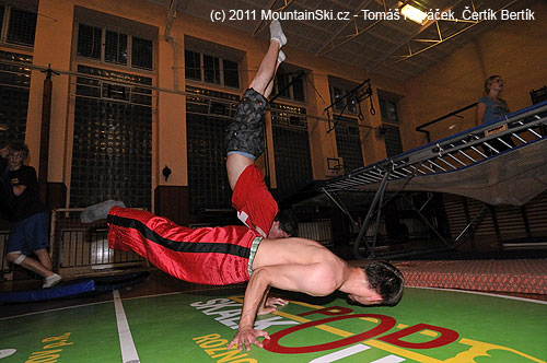 S Karlem zkoušíme gymnastické prvky