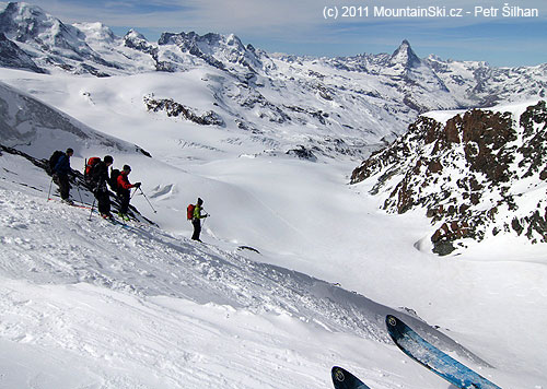Skupinka se připravuje na sjezd z Adlerpassu směrem na Zermatt