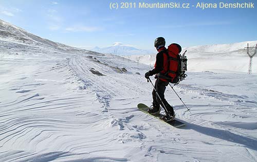 Mišo paličkuje na snowboardu dolů kopcem